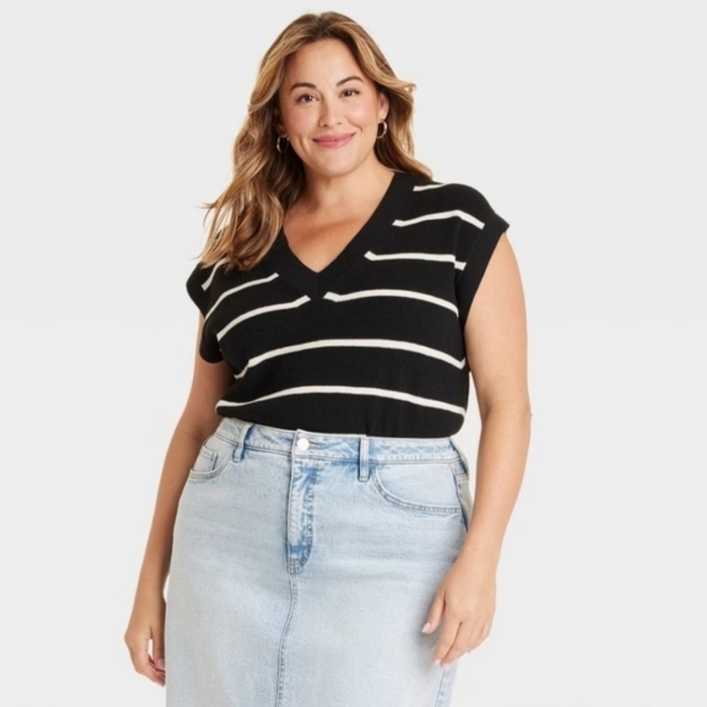 Ava & Viv Black and White Knit Top